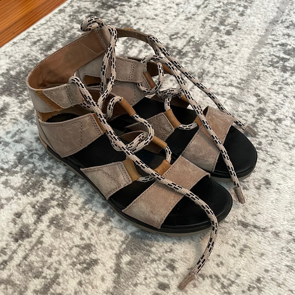 Sorel tan tie sandals. Size 10